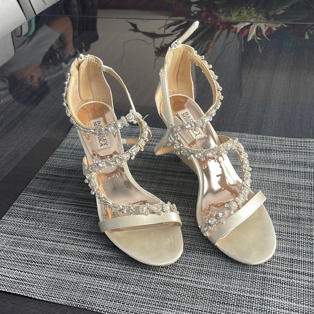 Badgley Mischka Color: Ivory Satin 9